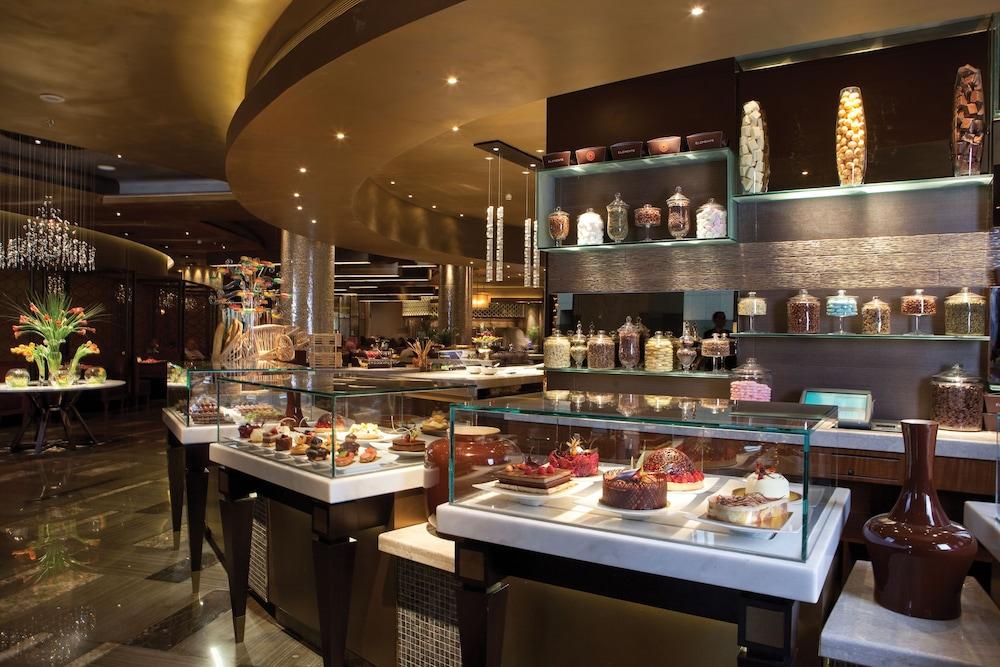 Four Seasons Hotel Riyadh Riade Exterior foto The dessert bar at the buffet at Wynn