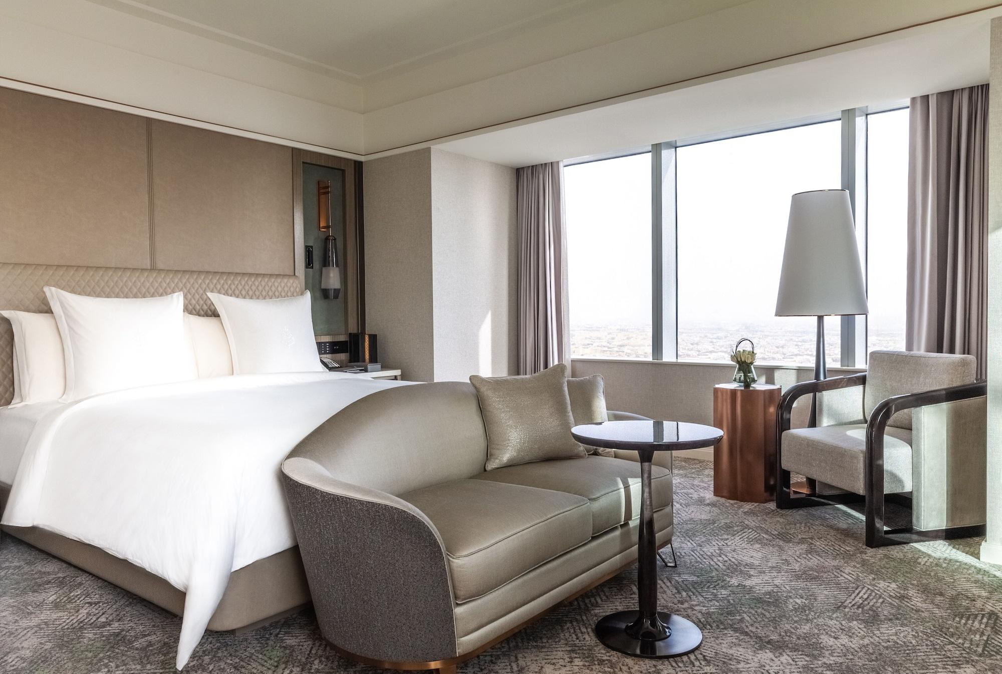 Four Seasons Hotel Riyadh Riade Exterior foto A guest room at The Ritz-Carlton, Osaka