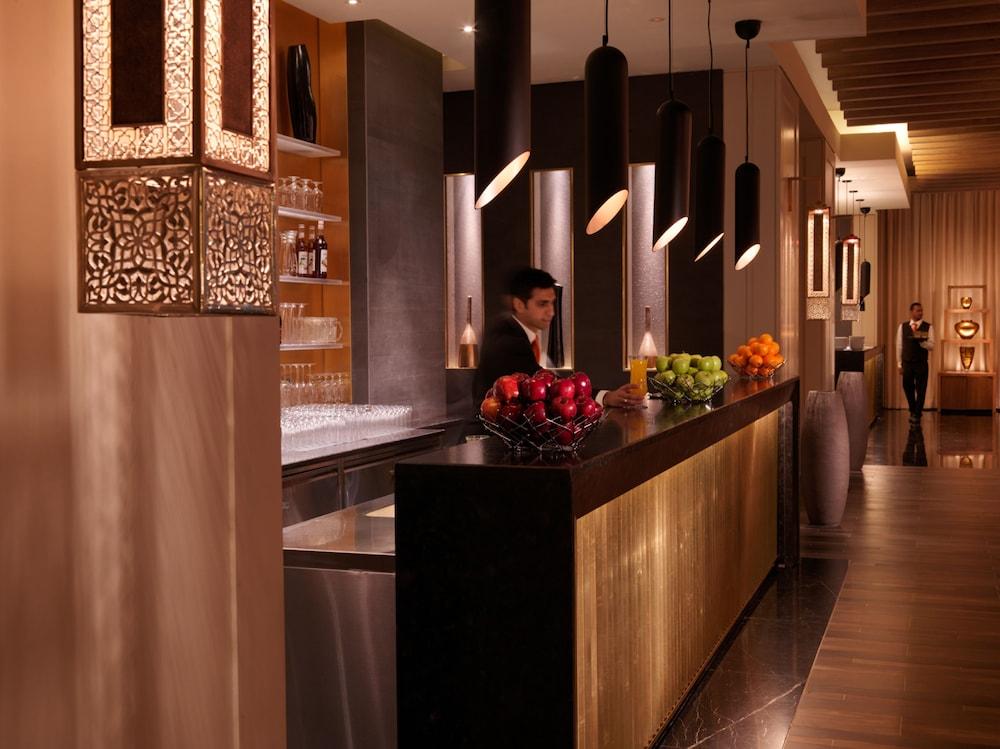 Four Seasons Hotel Riyadh Riade Exterior foto The Royal Orchid Spa