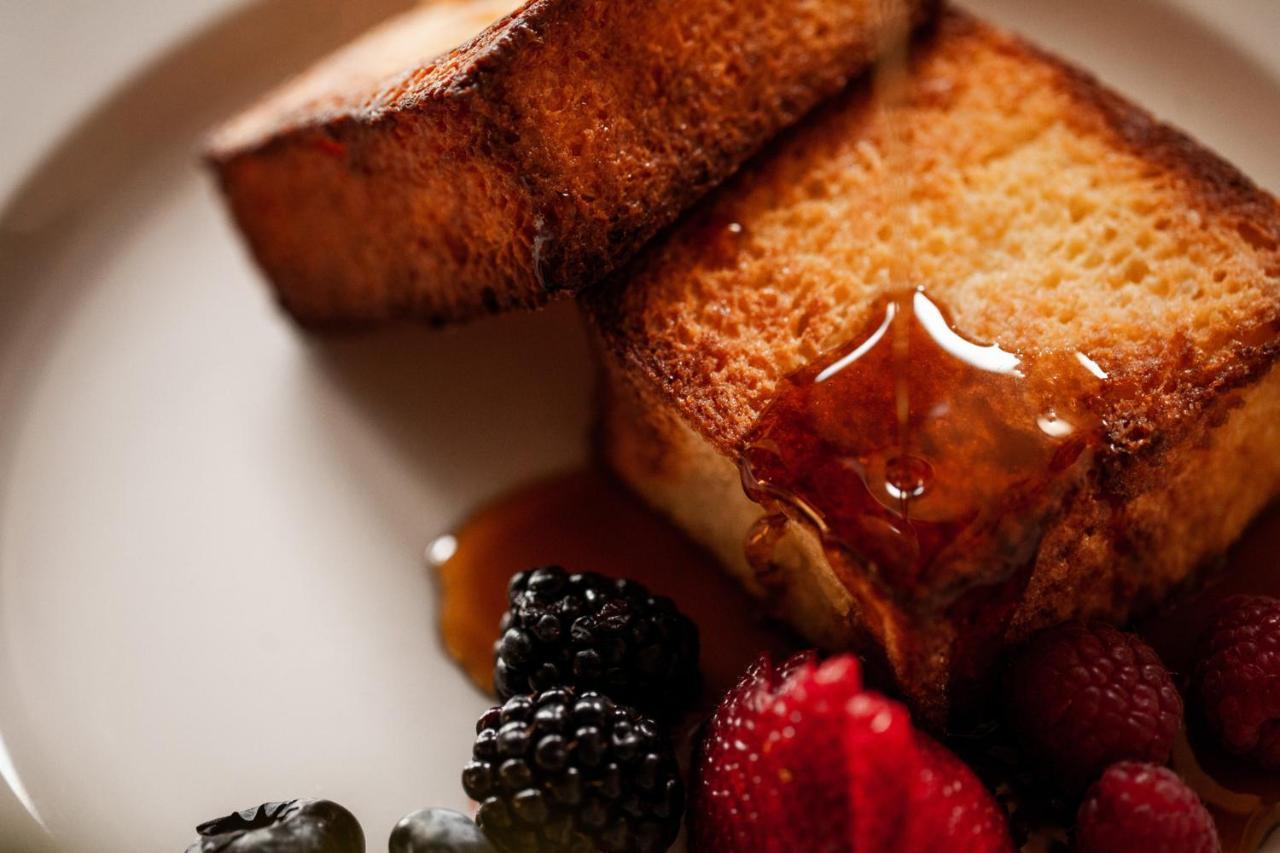 Four Seasons Hotel Riyadh Riade Exterior foto French toast with maple syrup