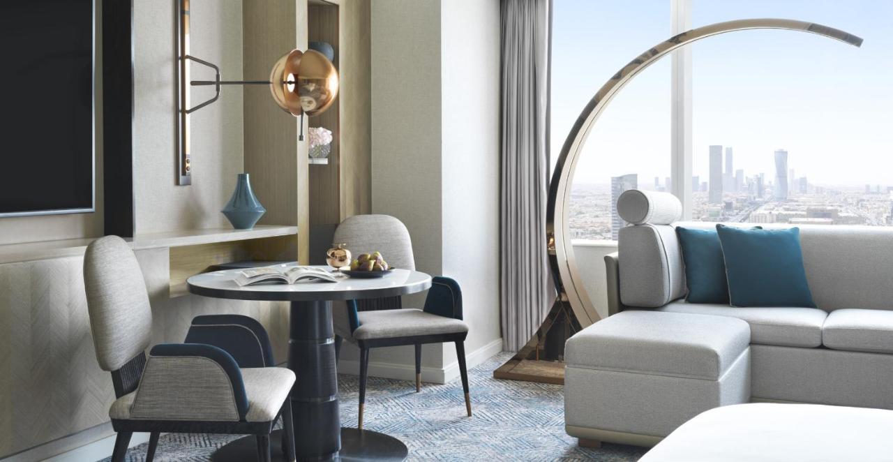 Four Seasons Hotel Riyadh Riade Exterior foto A living room at the Ritz-Carlton, DIFC