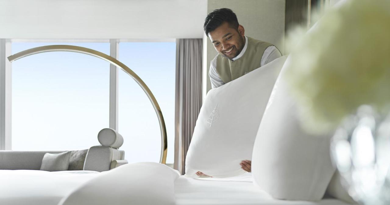 Four Seasons Hotel Riyadh Riade Exterior foto A hotel housekeeper making a bed