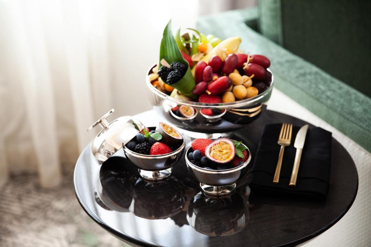 Four Seasons Hotel Riyadh Riade Exterior foto Fruit platter