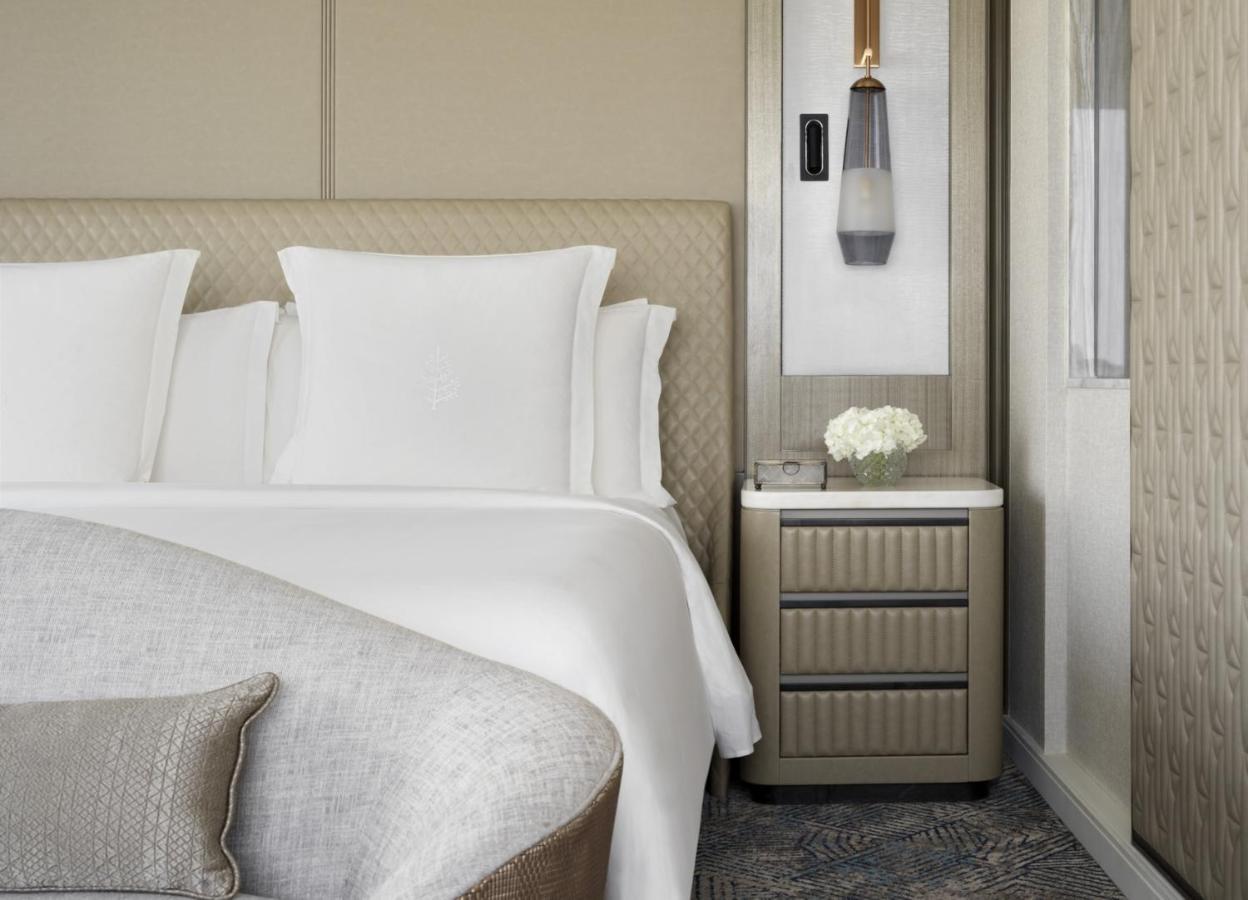 Four Seasons Hotel Riyadh Riade Exterior foto A guest room at The Ritz-Carlton, Boston