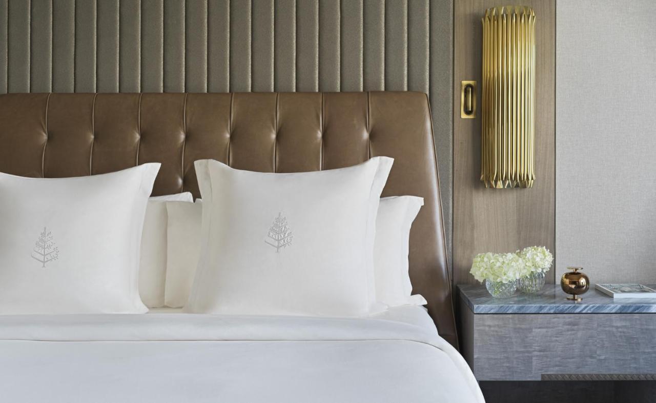 Four Seasons Hotel Riyadh Riade Exterior foto A bed with a headboard