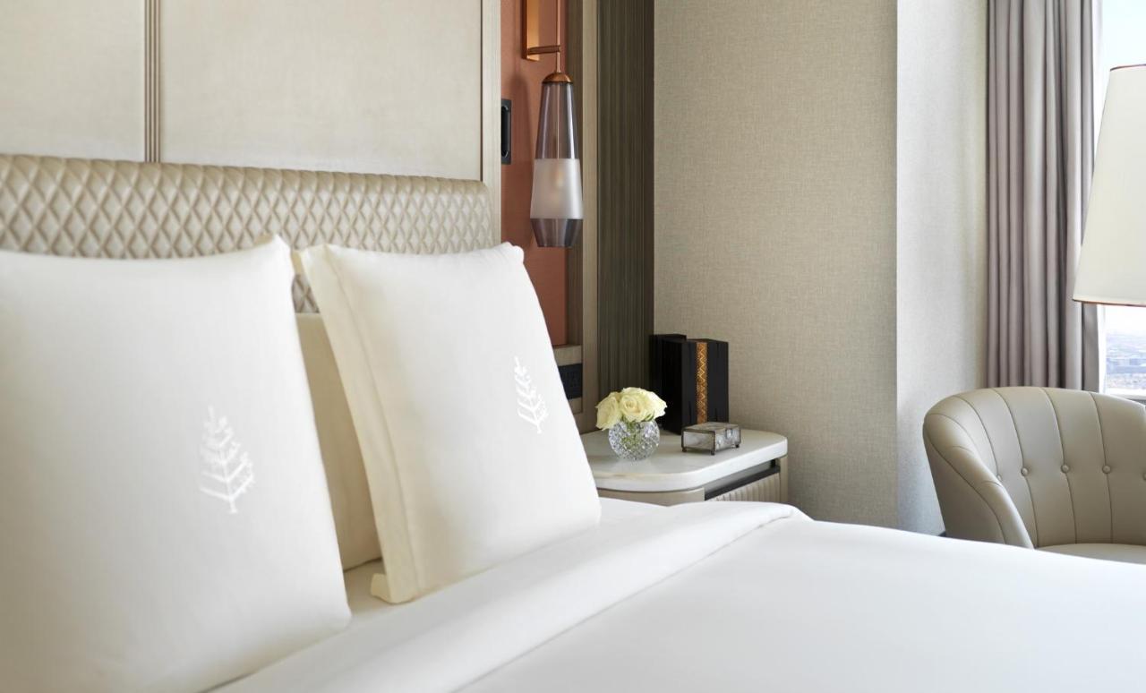 Four Seasons Hotel Riyadh Riade Exterior foto A guest room at The St. Regis Mumbai