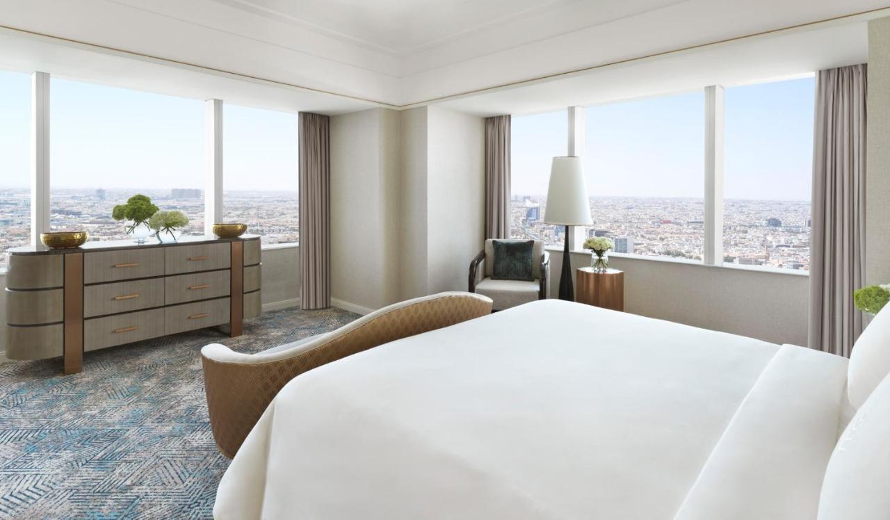 Four Seasons Hotel Riyadh Riade Exterior foto A bedroom at the Four Seasons Hotel