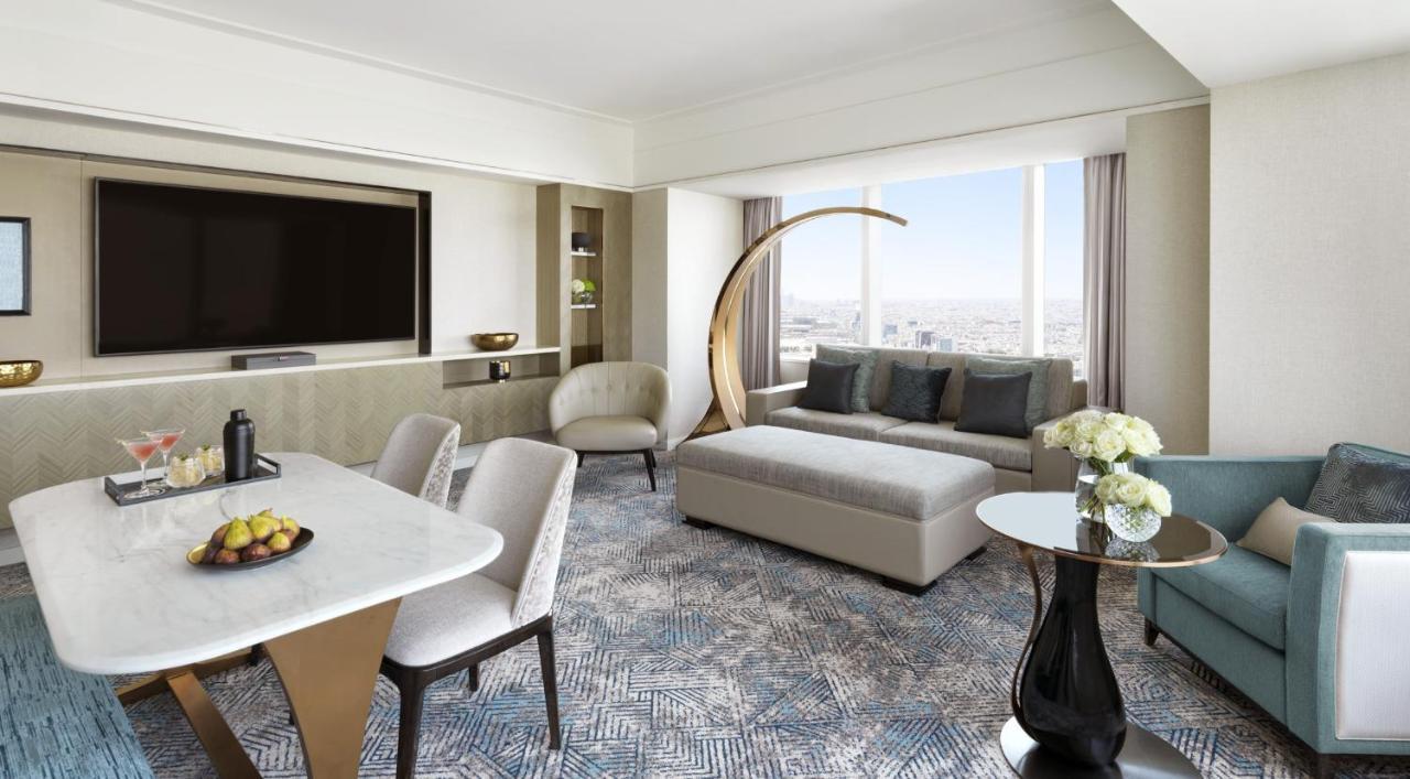 Four Seasons Hotel Riyadh Riade Exterior foto A suite at the hotel
