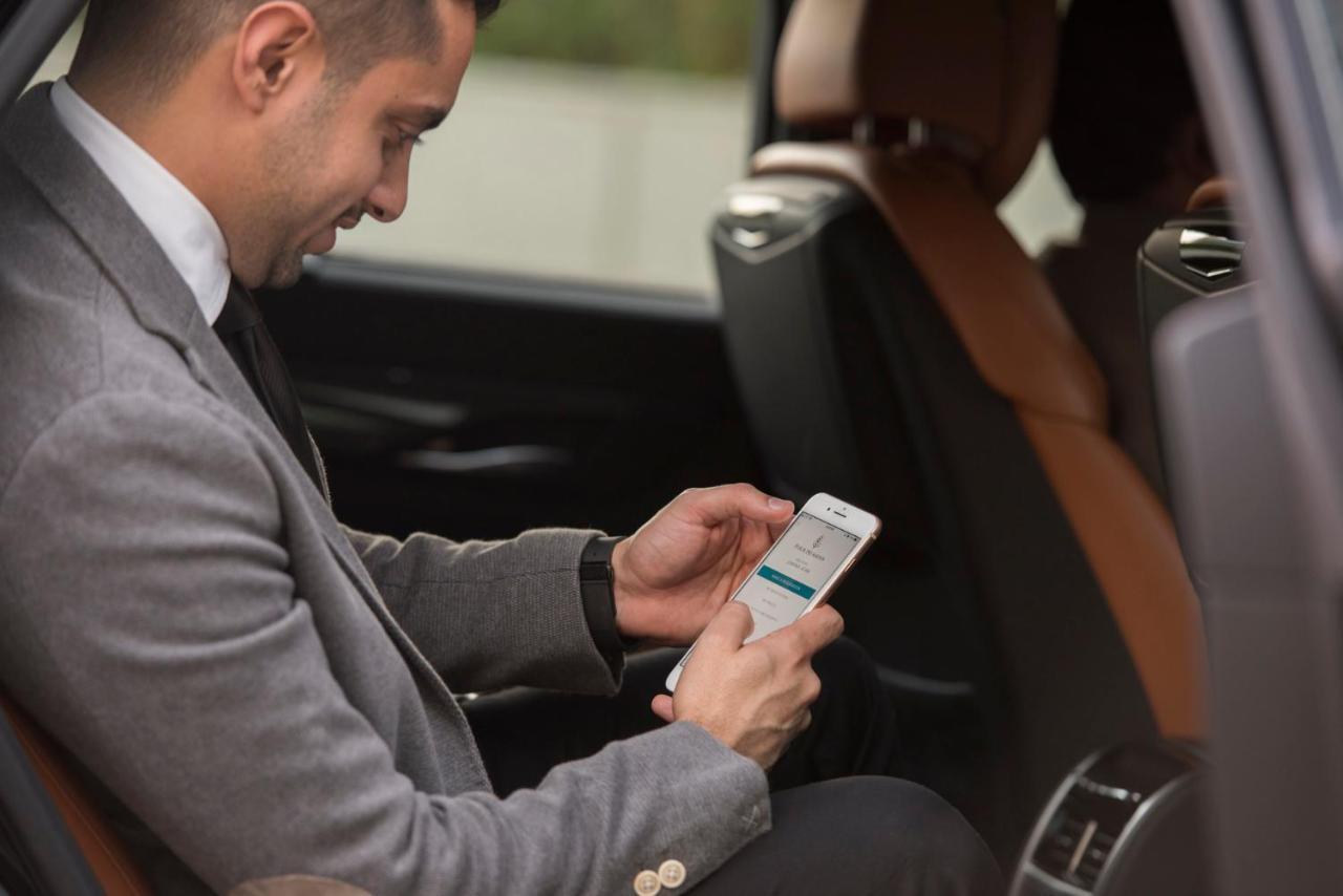 Four Seasons Hotel Riyadh Riade Exterior foto A man using the Uber app