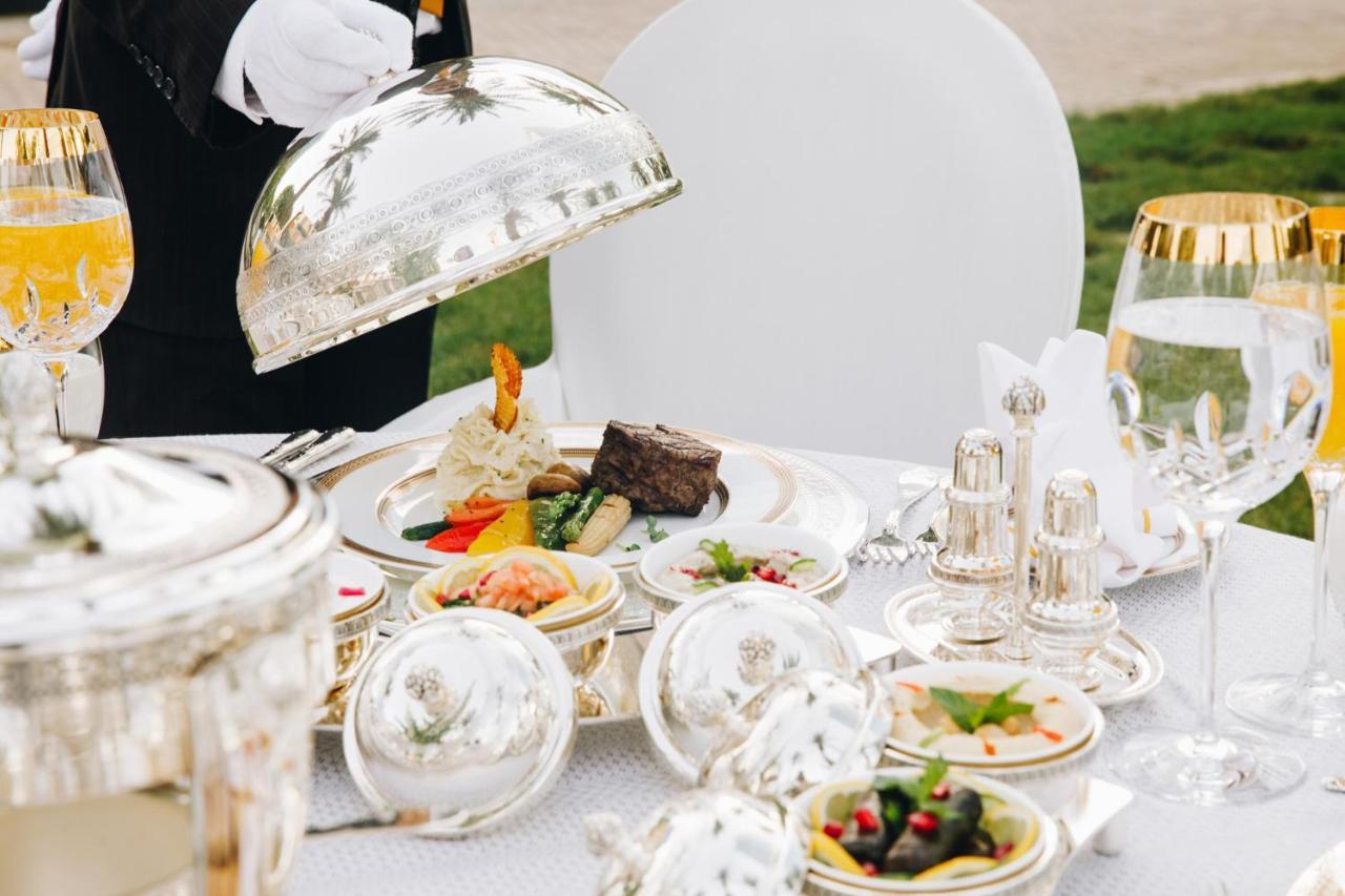 Four Seasons Hotel Riyadh Riade Exterior foto A silver cloche