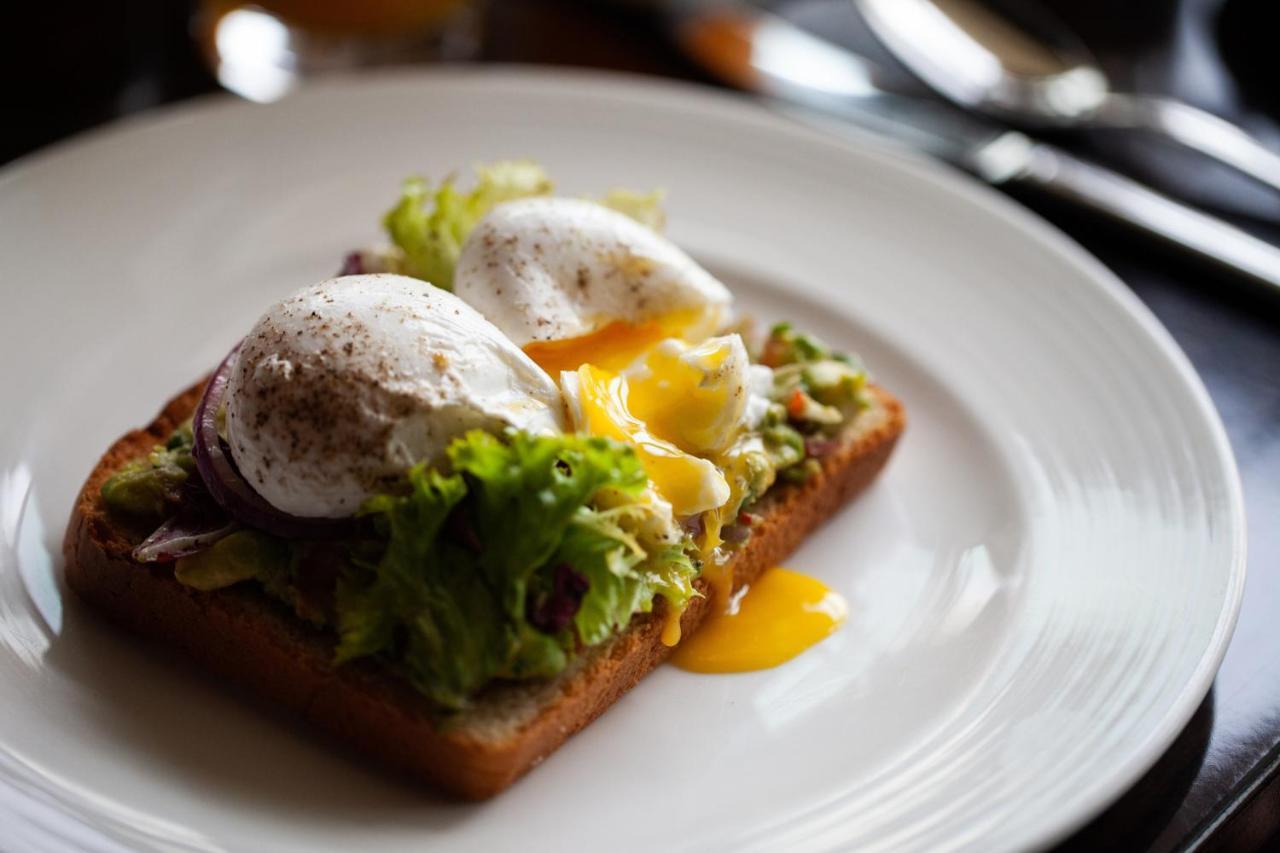 Four Seasons Hotel Riyadh Riade Exterior foto Avocado and poached egg on toast