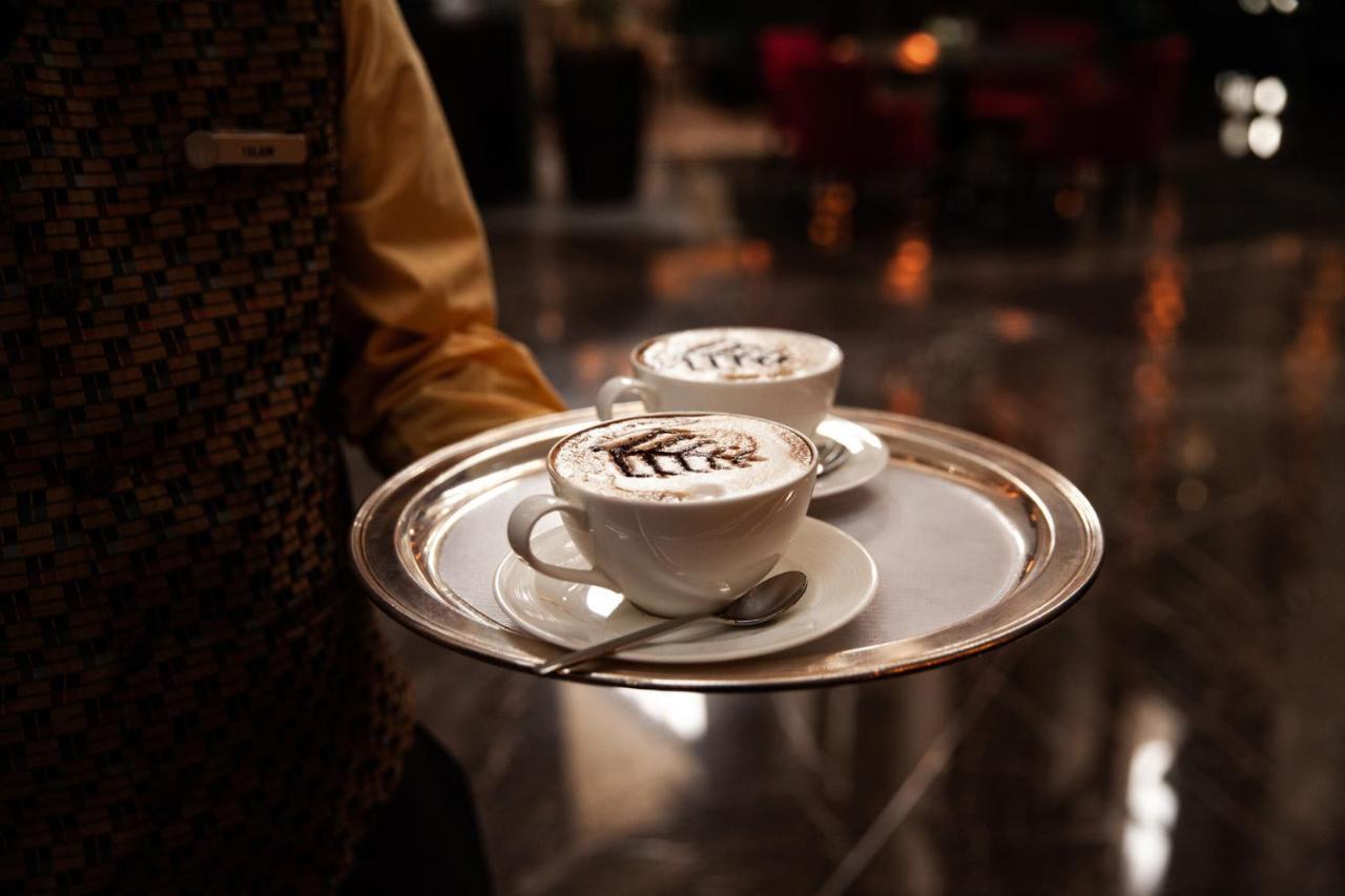 Four Seasons Hotel Riyadh Riade Exterior foto A waiter serving coffee