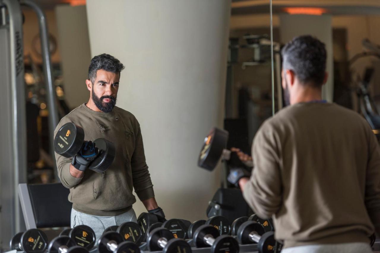 Four Seasons Hotel Riyadh Riade Exterior foto A man lifting weights