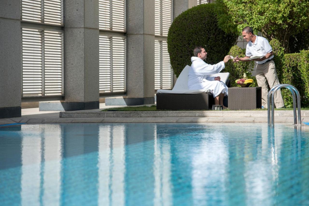 Four Seasons Hotel Riyadh Riade Exterior foto The pool at the Four Seasons Hotel