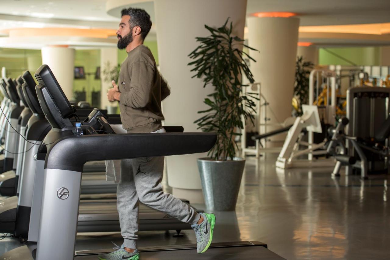 Four Seasons Hotel Riyadh Riade Exterior foto A man exercising on a treadmill