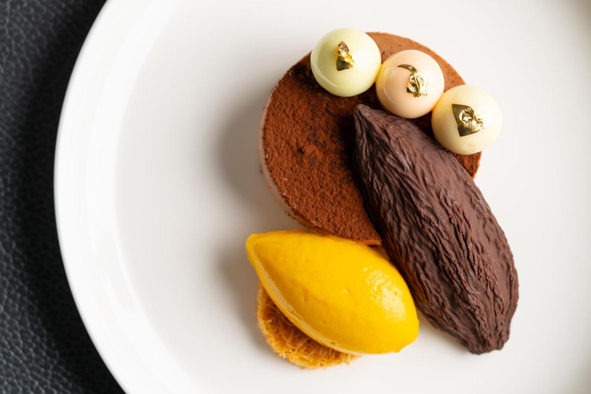 Four Seasons Hotel Riyadh Riade Exterior foto Chocolate and mango dessert