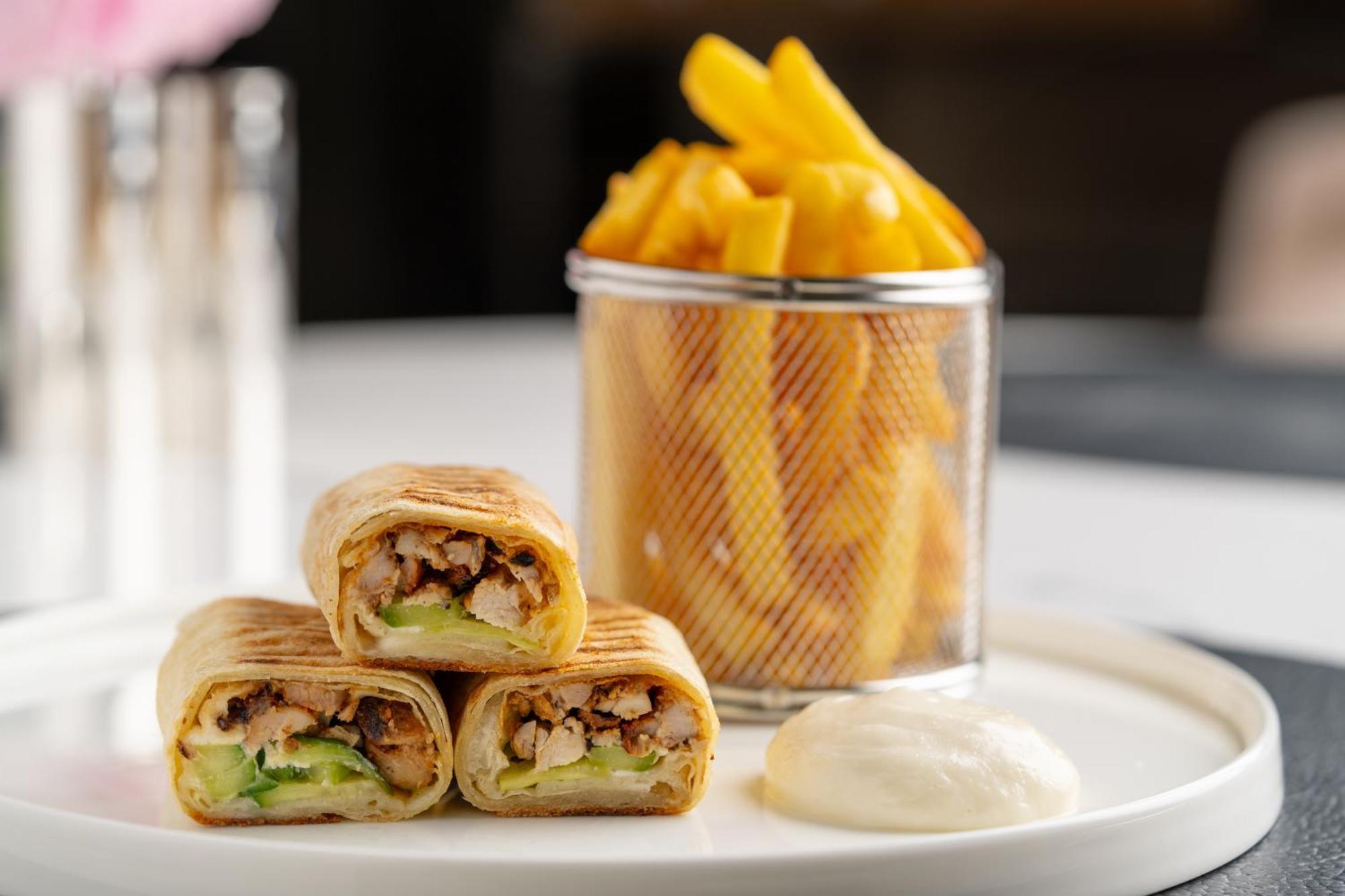 Four Seasons Hotel Riyadh Riade Exterior foto Chicken wrap