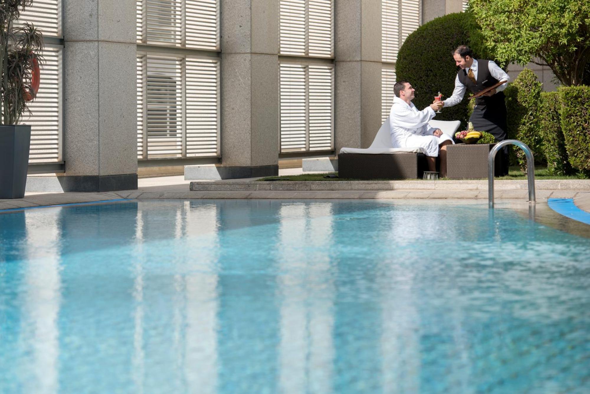 Four Seasons Hotel Riyadh Riade Exterior foto The swimming pool at the Ritz-Carlton, Dubai
