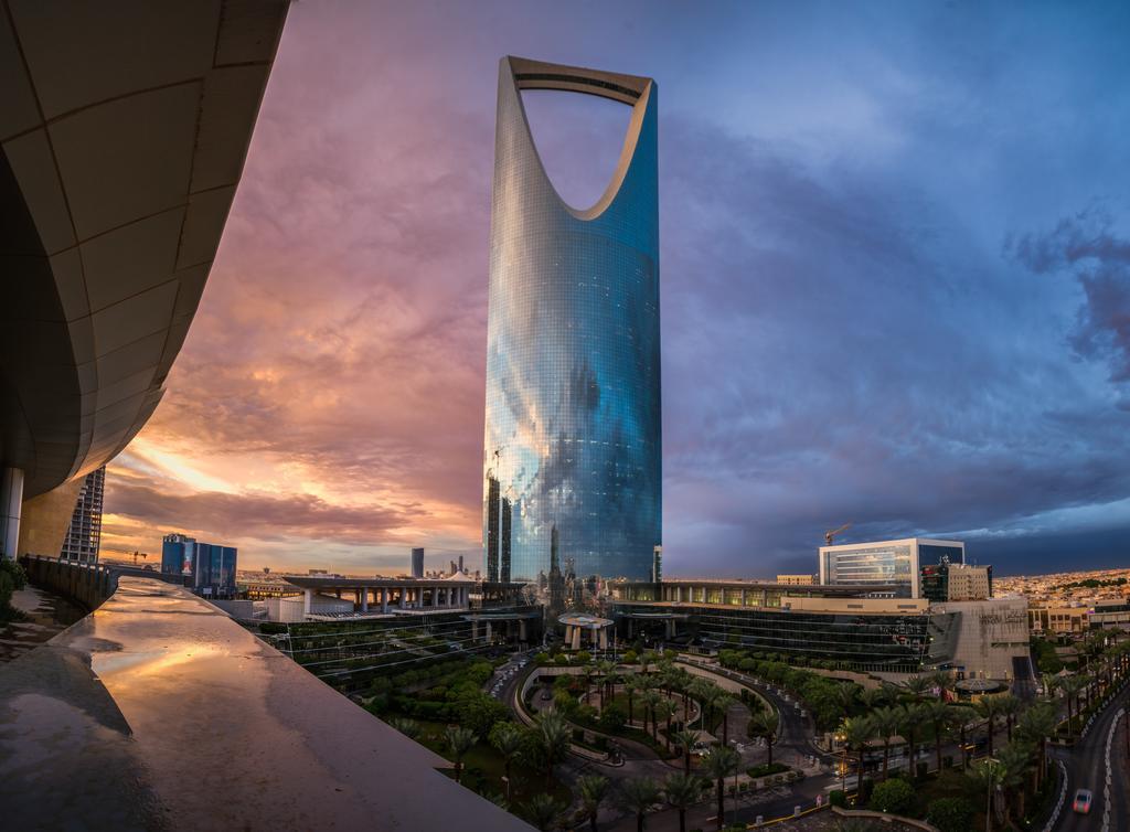 Four Seasons Hotel Riyadh Riade Exterior foto The Kingdom Centre, the second tallest building in the Middle East