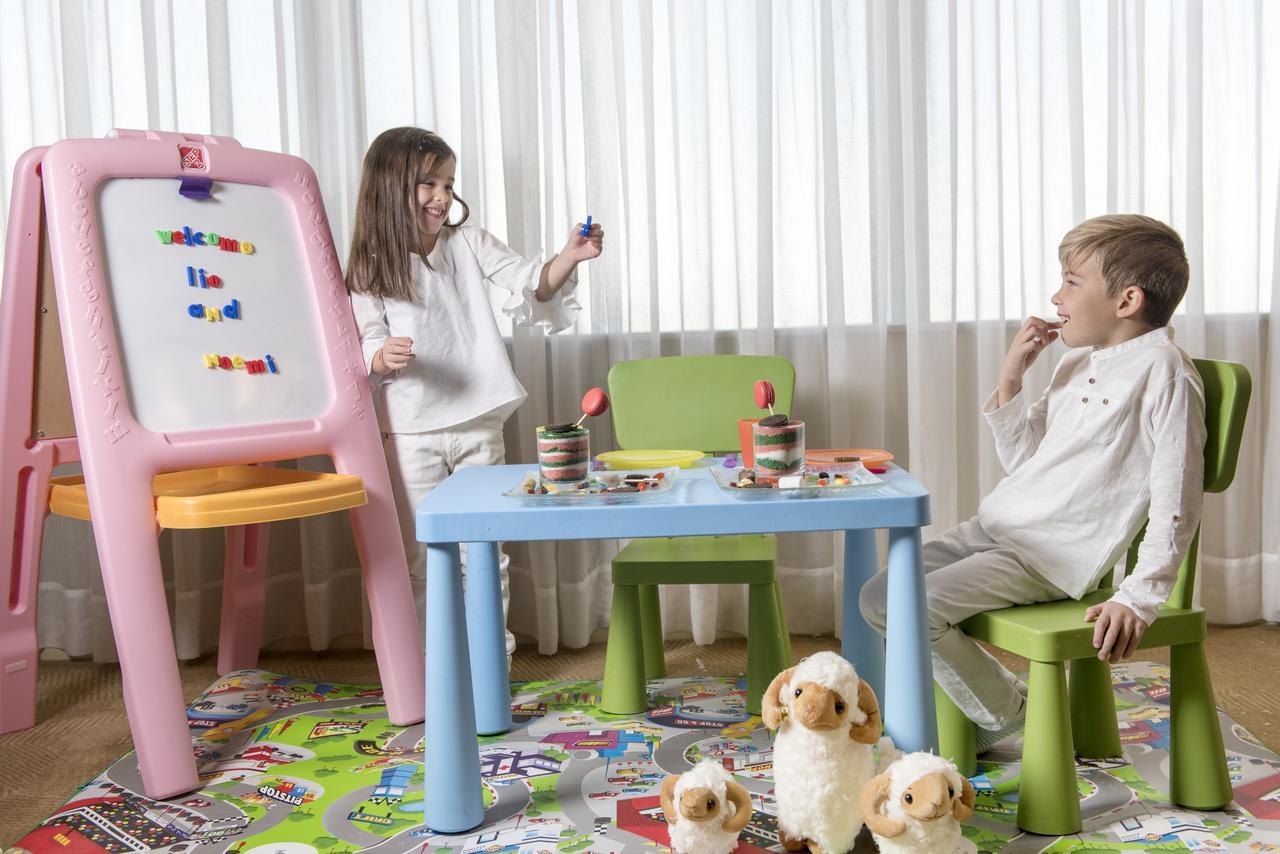 Four Seasons Hotel Riyadh Riade Exterior foto Children playing with toys